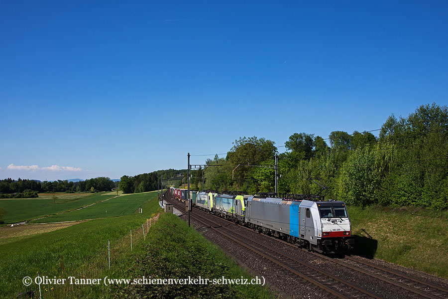 Br 186 499 (angemietet von Railpool), Re 475 415 und Re 486 508 mit einem Transitgüterzug
