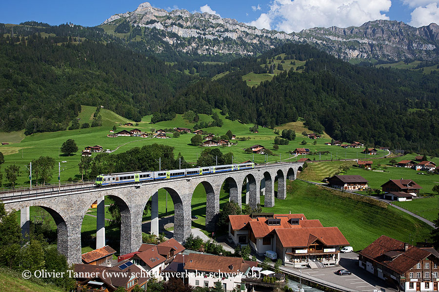 Nahverkehrspendelzug mit RBDe 565 733 als RE Kandersteg – Spiez – Bern