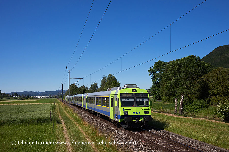 Nahverkehrspendelzug mit RBDe 565 734 als S4 Langnau i. E. – Burgdorf – Bern – Belp – Thun
