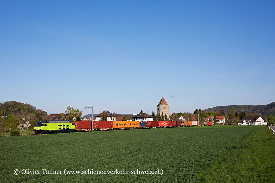 Re 465 008 mit abendlichen Güterzug von Rümlang nach Basel