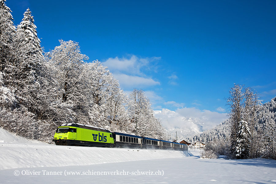 Re 465 011 mit GoldenPass Express am allerersten Betriebstag auf dem Weg nach Zweisimmen