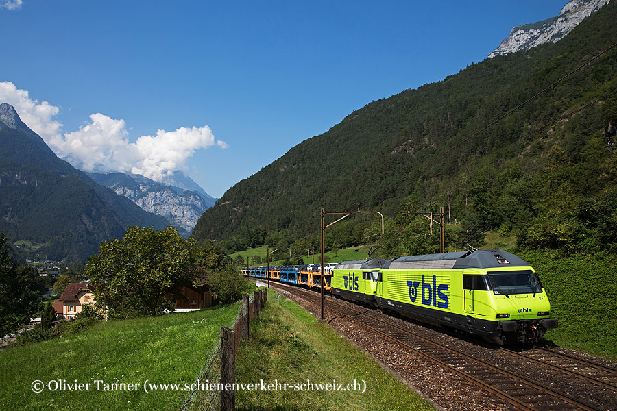 Re 465 017 und Re 465 015 mit einem umgeleiteten Autozug über die Gotthard-Bergstrecke