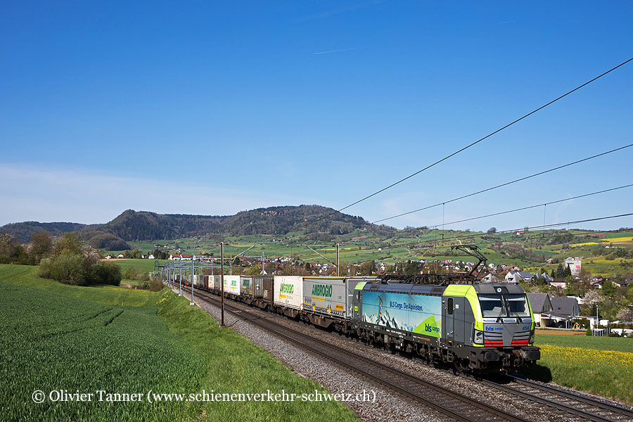 Re 475 414 mit einem Transitgüterzug