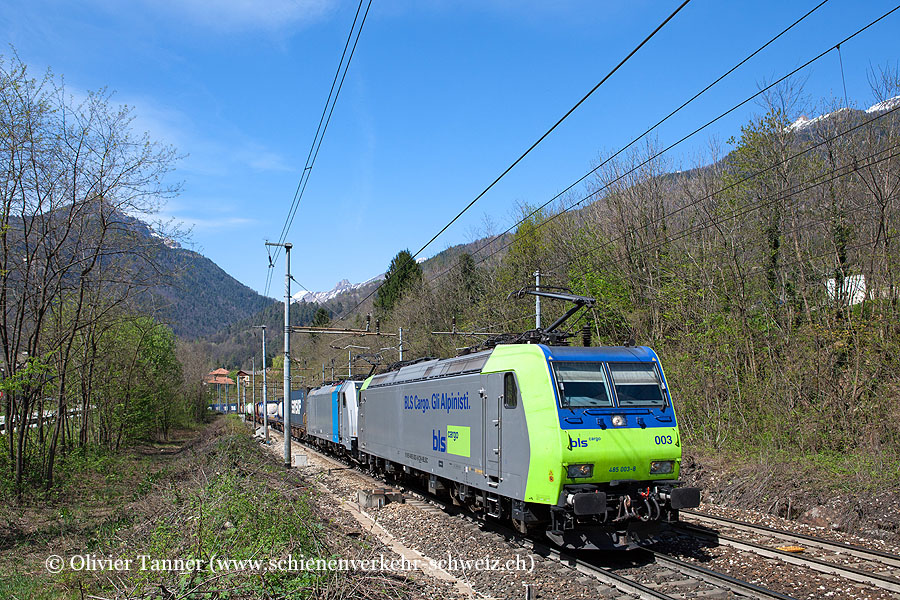 Re 485 003 und Br 186 251 (angemietet von Railpool) mit einem Transitgüterzug