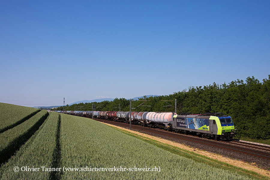 Re 485 014 mit einem Oelzug