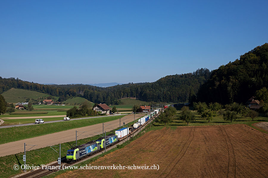 Re 485 018 und Re 485 015 mit einem RoLa-Güterzug