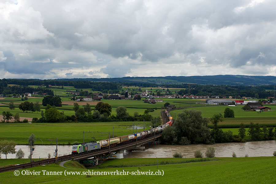 Re 486 507 mit einem Transitgüterzug