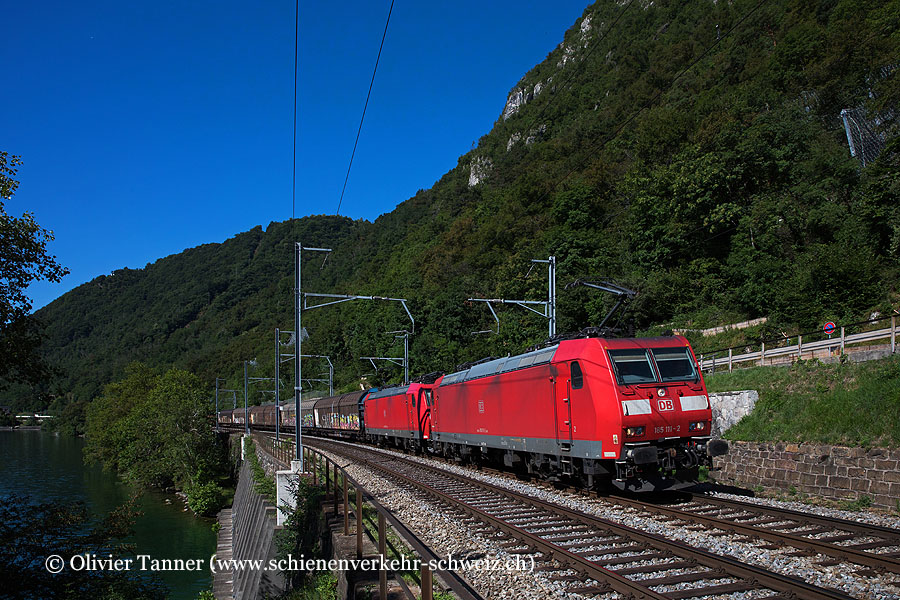 Br 185 111 und Br 185 094 mit einem Transitgüterzug