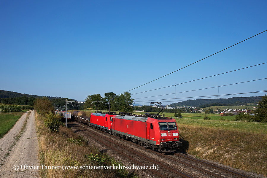 Br 185 125 und Br 185 102 mit einem Transitgüterzug
