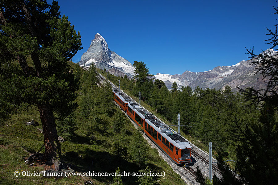 Bhe 4/6 3083 und Bhe 4/8 3053 mit Matterhorn im Hintergrund