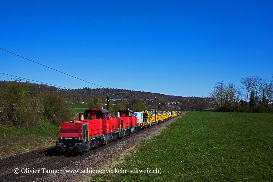 Am 841 030 und Am 841 013 mit einem Bauzug unterwegs nach Bülach