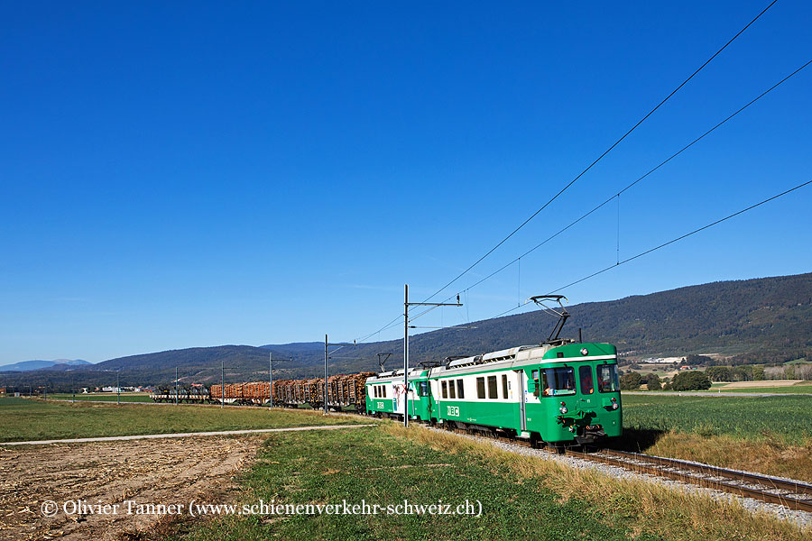 Be 4/4 11 und Be 4/4 12 mit Holz- und Militärwagen auf dem Weg nach Morges