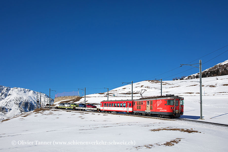 Deh 4/4 52 mit dem Autoverladezug Sedrun – Andermatt