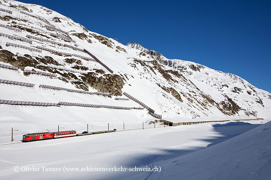Deh 4/4 52 mit dem Autoverladezug Andermatt – Sedrun