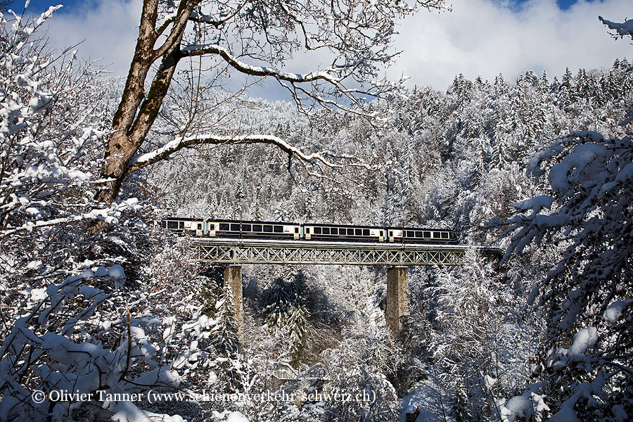 GoldenPass Express am allerersten Betriebstag auf dem Weg nach Interlaken Ost