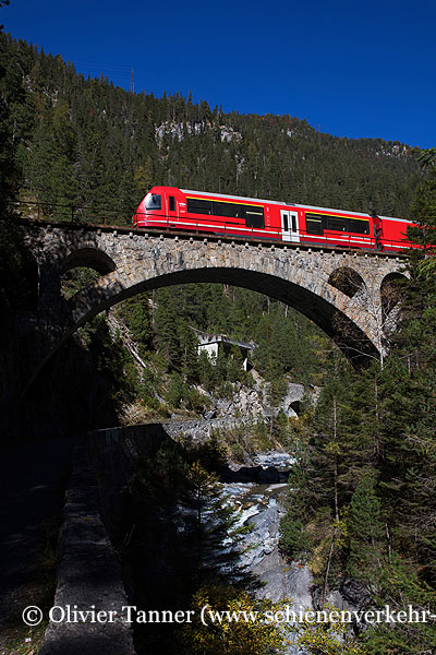 ABe 4/16 3137 als R1 Landquart – Davos Platz – Filisur auf dem Brombenz-Viadukt