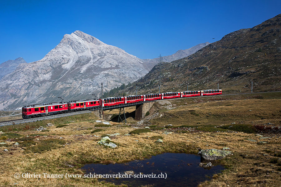 ABe 4/4’’’ 52 und ABe 4/4’’’ 51 an einem ihrer letzten Betriebstage unterwegs mit dem Bernina Express nach St. Moritz