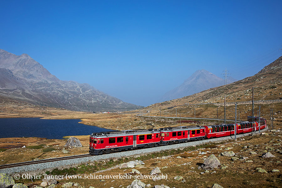 ABe 4/4’’’ 53 und ABe 4/4’’’ 56 an einem ihrer letzten Betriebstage unterwegs mit dem Bernina Express nach Tirano