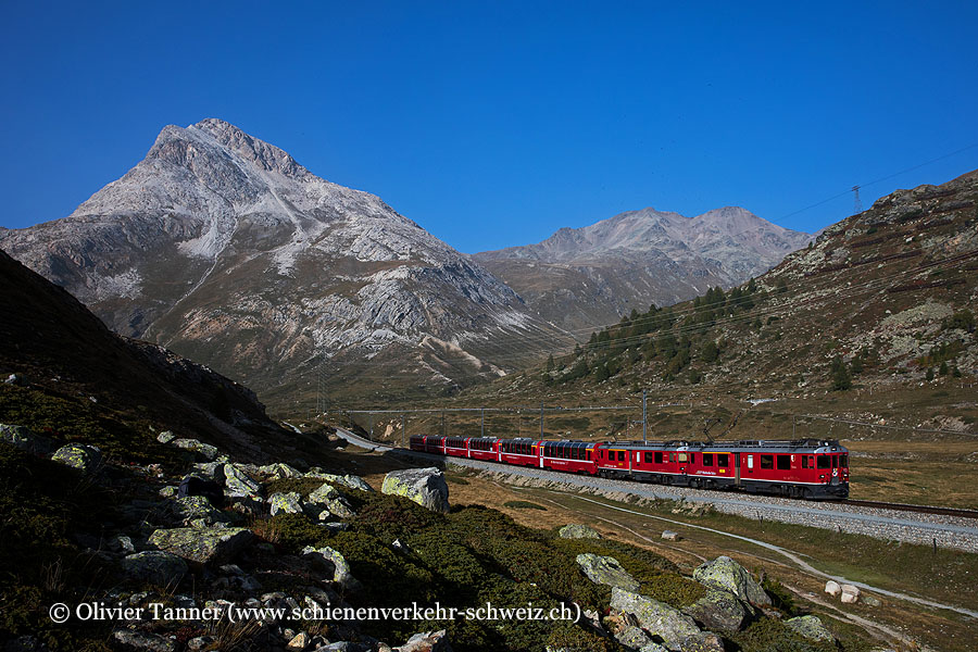 ABe 4/4’’’ 53 und ABe 4/4’’’ 56 an einem ihrer letzten Betriebstage unterwegs mit dem Bernina Express nach Tirano