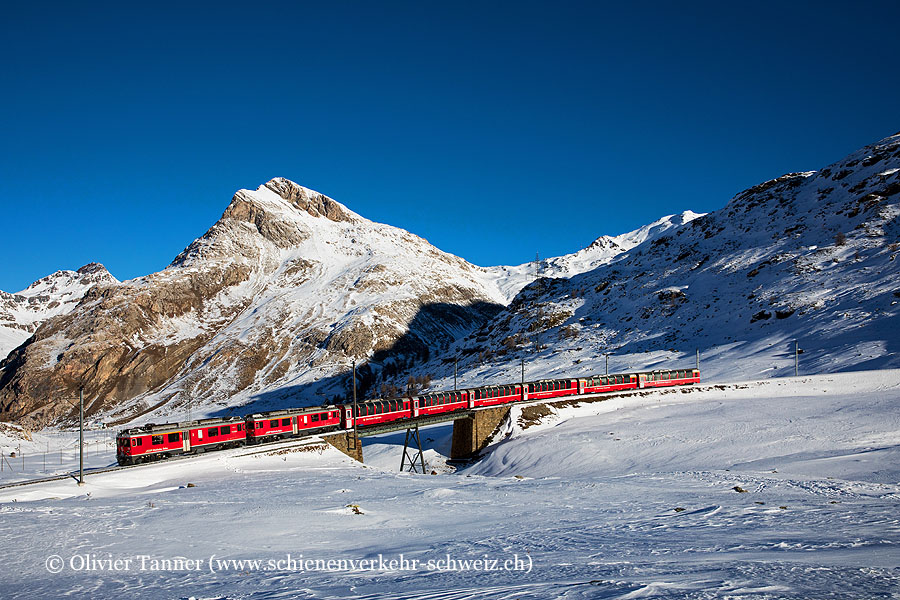 ABe 4/4’’’ 56 und ABe 4/4’’’ 54 wurden für Entlastungszüge infolge des grossen Passagieransturms über die Festtage nach knapp 3 Jahren wieder für den Personenverkehr reaktiviert. Die beiden Triebwagen auf dem Weg nach St. Moritz