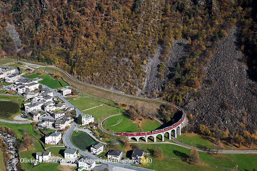 ABe 8/12 3507 mit Bernina Express Chur – Tirano überquert das Kreisviadukt