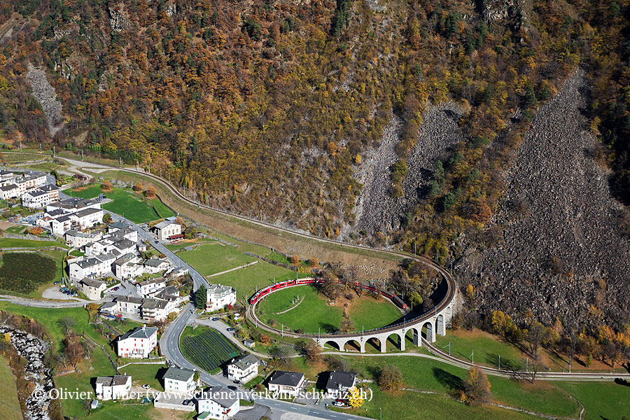 ABe 8/12 3509 mit RE9 Tirano – St. Moritz überquert das Kreisviadukt