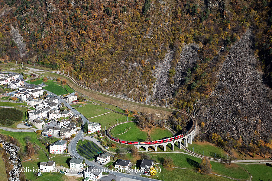 ABe 8/12 3509 mit RE9 Tirano – St. Moritz überquert das Kreisviadukt