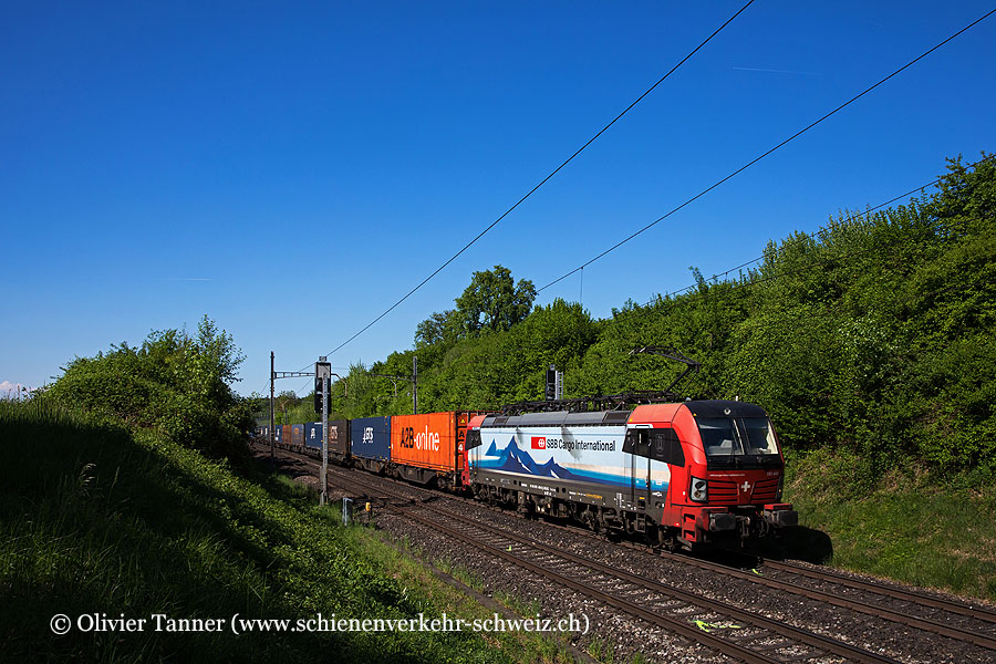 Br 193 468 mit einem Transitgüterzug