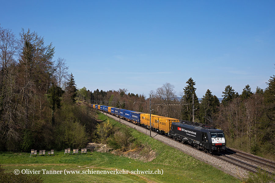 ES 64 F4 – 091 (angemietet von MRCE) mit einem Transitgüterzug