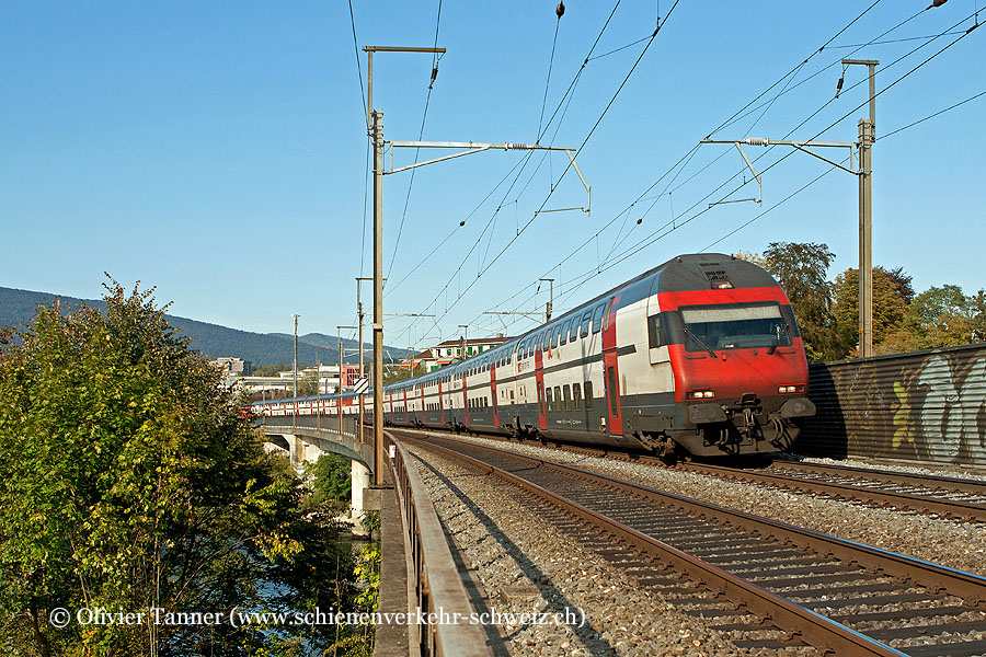 IC2000-Pendelzug mit Dino-Steuerwagen als IC Romanshorn – Zürich – Bern – Brig
