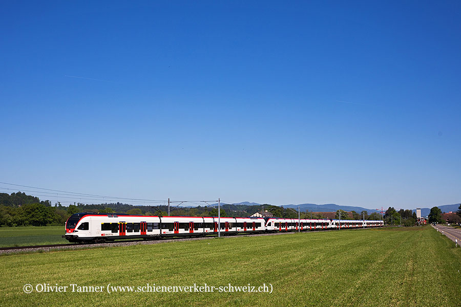 RABe 523 047 RegiOlten, RABe 521 014 Basel, RABe 523 005 Zug und RABe 523 002 Zug zu viert auf Probefahrt unterwegs. Bei den Software-Regressionstests wird das Zusammenspiel zwischen bestehender und neuer Fahrzeugsoftware in diversen Mehrfachtraktionen geprüft.