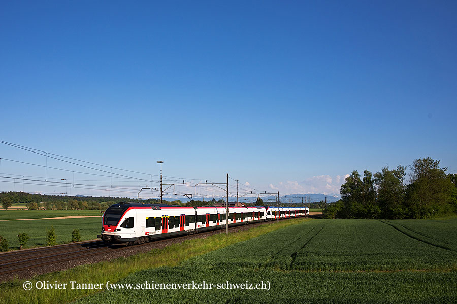RABe 523 070 und RABe 523 010 als S26 Rotkreuz – Lenzburg