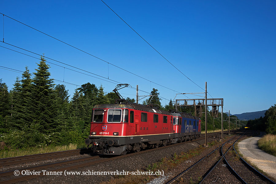 Re 4/4’’ 11318 und Re 620 035 auf dem Weg in den RBL