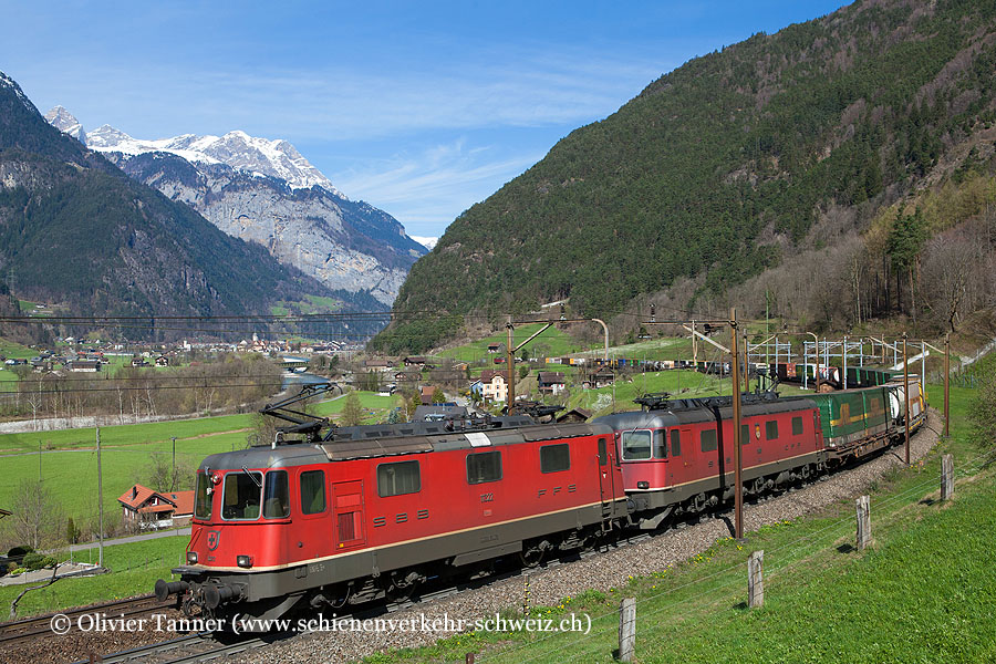 Re 4/4’’ 11322, Re 6/6 11681 und Re 4/4’’ 11348 als Schublok mit einem Transitgüterzug