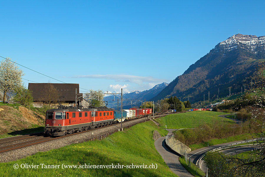 Re 4/4’’ 11331 und Re 6/6 11668 mit einem Transitgüterzug
