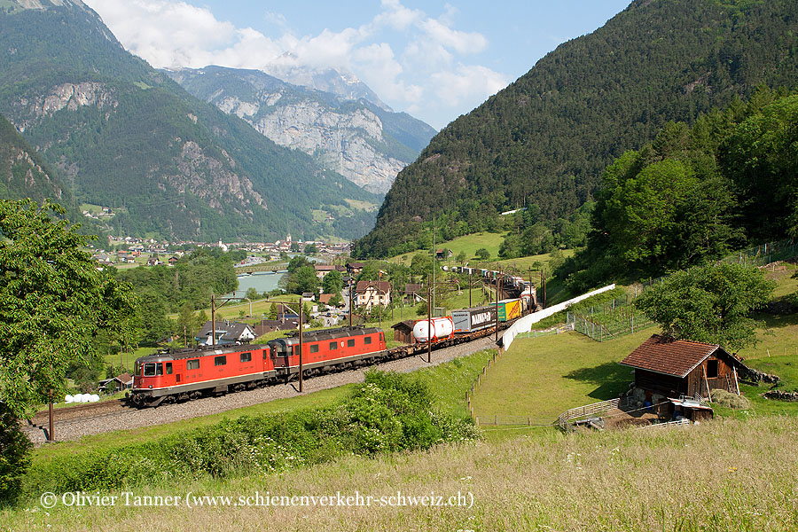 Re 4/4’’ 11331 und Re 6/6 11673 mit einem Transitgüterzug