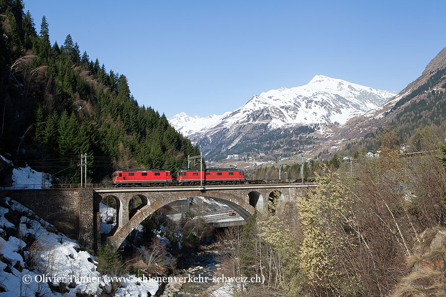 Re 4/4’’ 11342, Re 6/6 11672 und Re 420 165 als Bremslok mit einem Transitgüterzug