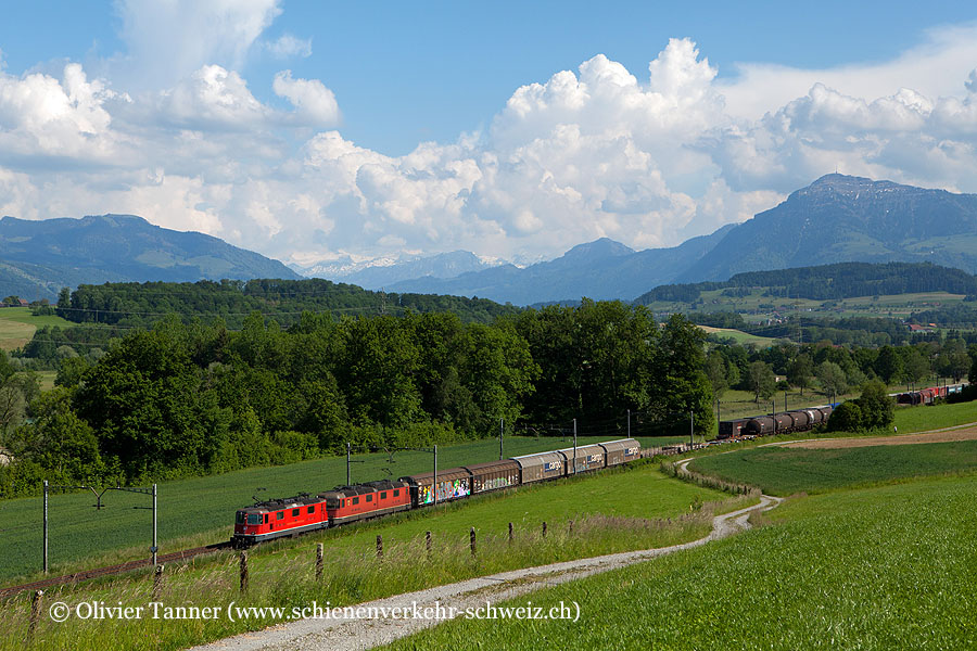 Re 4/4’’’ 11351 und Re 6/6 11601 mit einem Transitgüterzug
