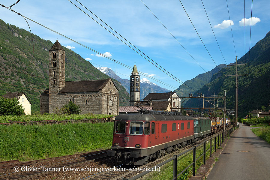 Re 6/6 11667 und die grüne Re 4/4’’ 11330 mit einem Transitgüterzug