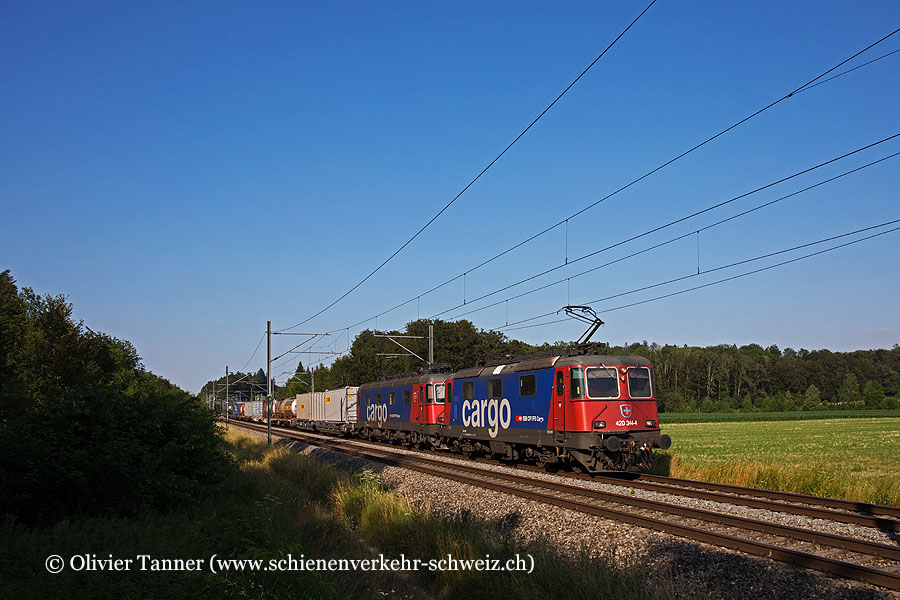 Re 420 344 und Re 620 086 mit einem Transitgüterzug
