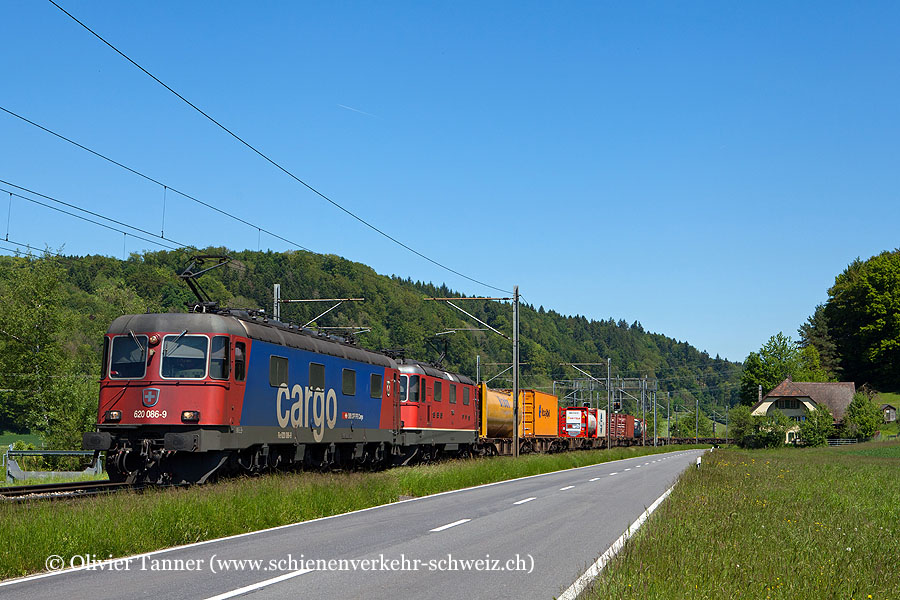 Re 620 086 und Re 4/4’’ 11348 mit einem Transitgüterzug