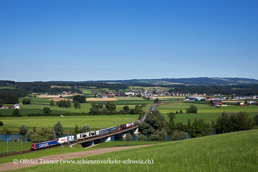 Re 474 016 mit einem Transitgüterzug