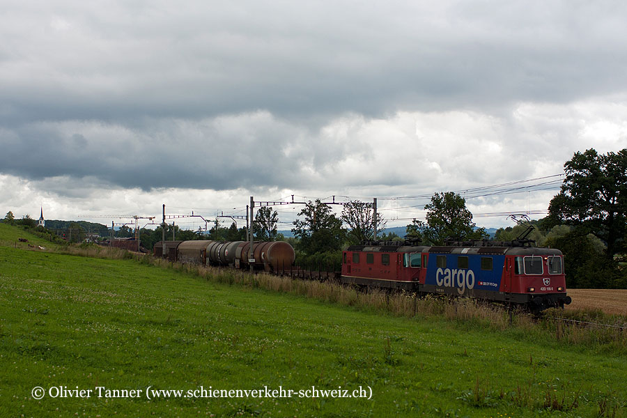 Re 420 186 und Re 4/4’’’ 11362 mit einem Güterzug in Richtung Gotthard