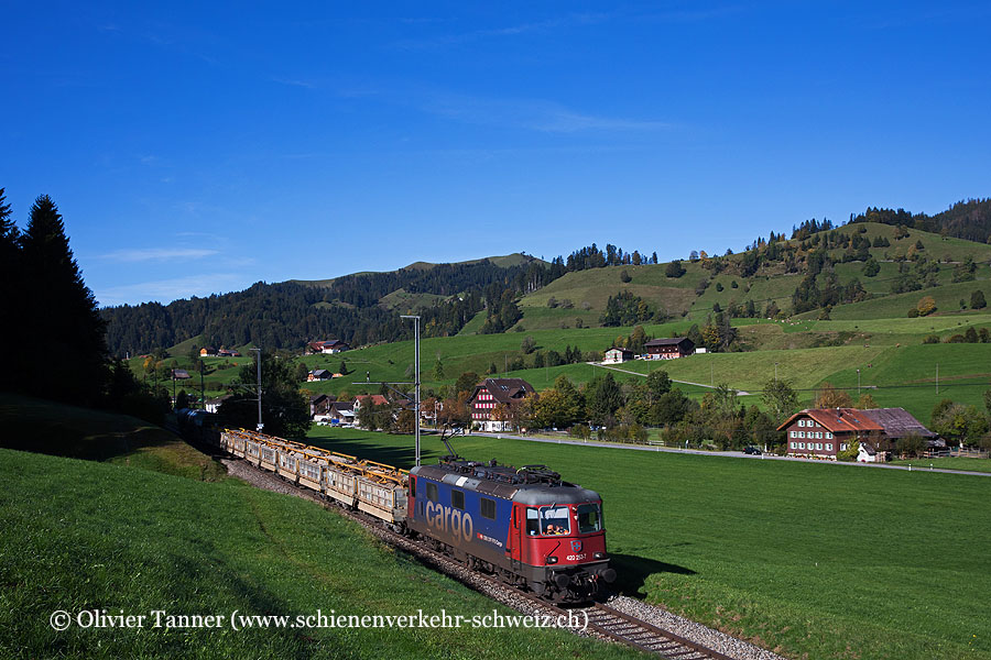 Re 420 253 auf dem Weg von Langenthal nach Menznau. Aufgrund der Baustelle wurde der Zug durch das Entlebuch umgeleitet.