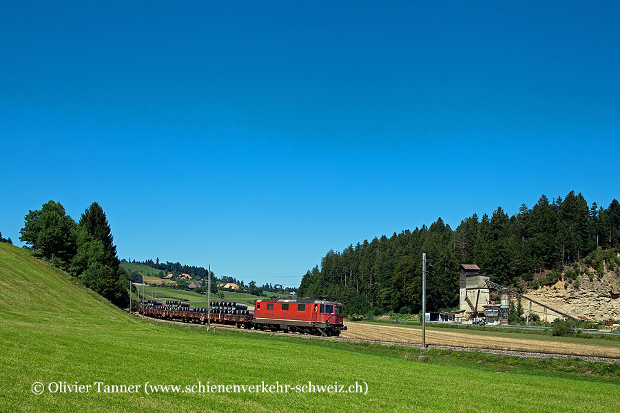 Re 4/4’’ 11183 befährt mit einem umgeleiteten Güterzug die historische Emmentalbahn