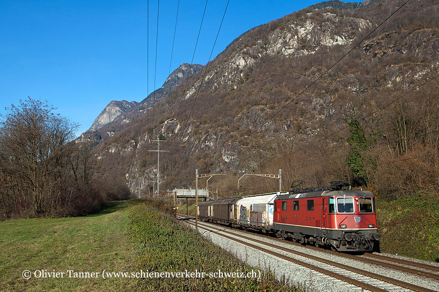 Re 4/4’’ 11256 mit Güterwagen für den Posttransport nach Cadenazzo