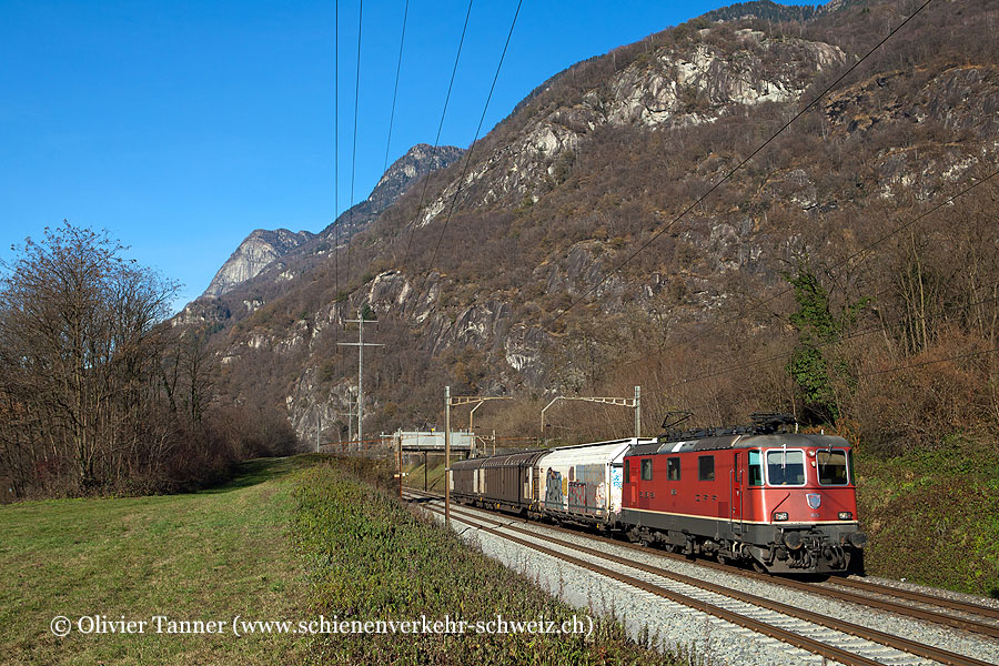 Re 4/4’’ 11256 mit Güterwagen für den Posttransport nach Cadenazzo