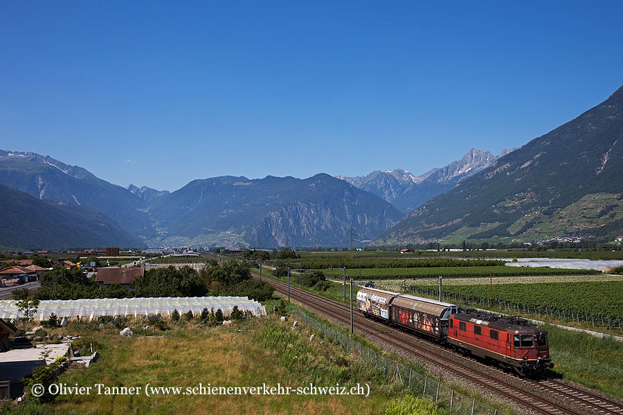 Re 4/4’’ 11260 auf dem Weg nach Sion/Sitten