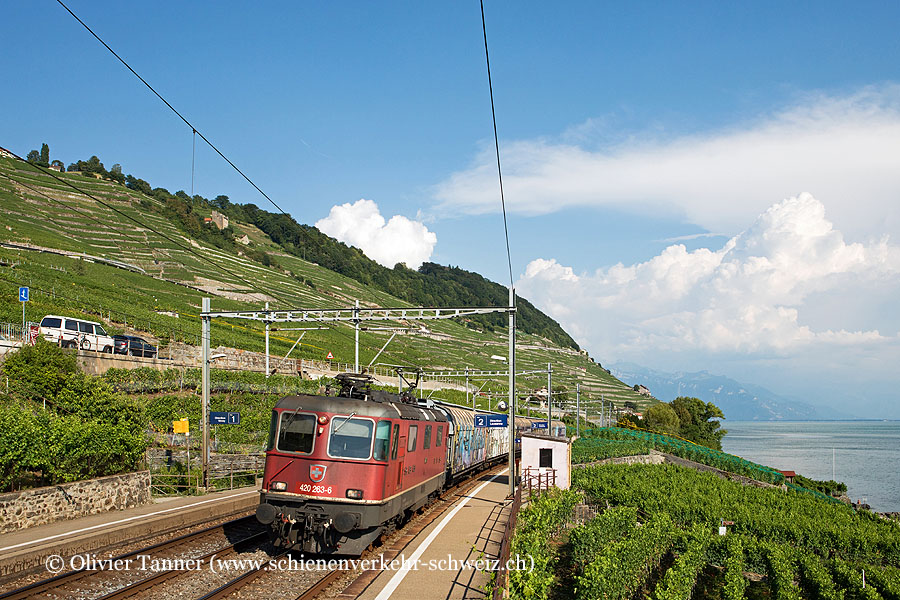 Re 4/4’’ 11263 mit einem Nahverkehrsgüterzug nach Lausanne–Triage