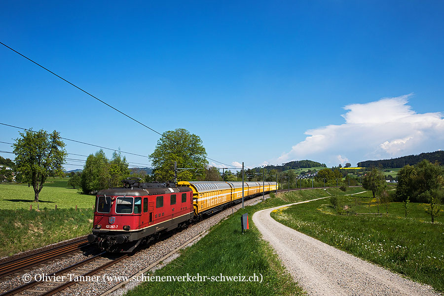 Re 4/4’’ 11267 mit einem Postzug Richtung Zürich